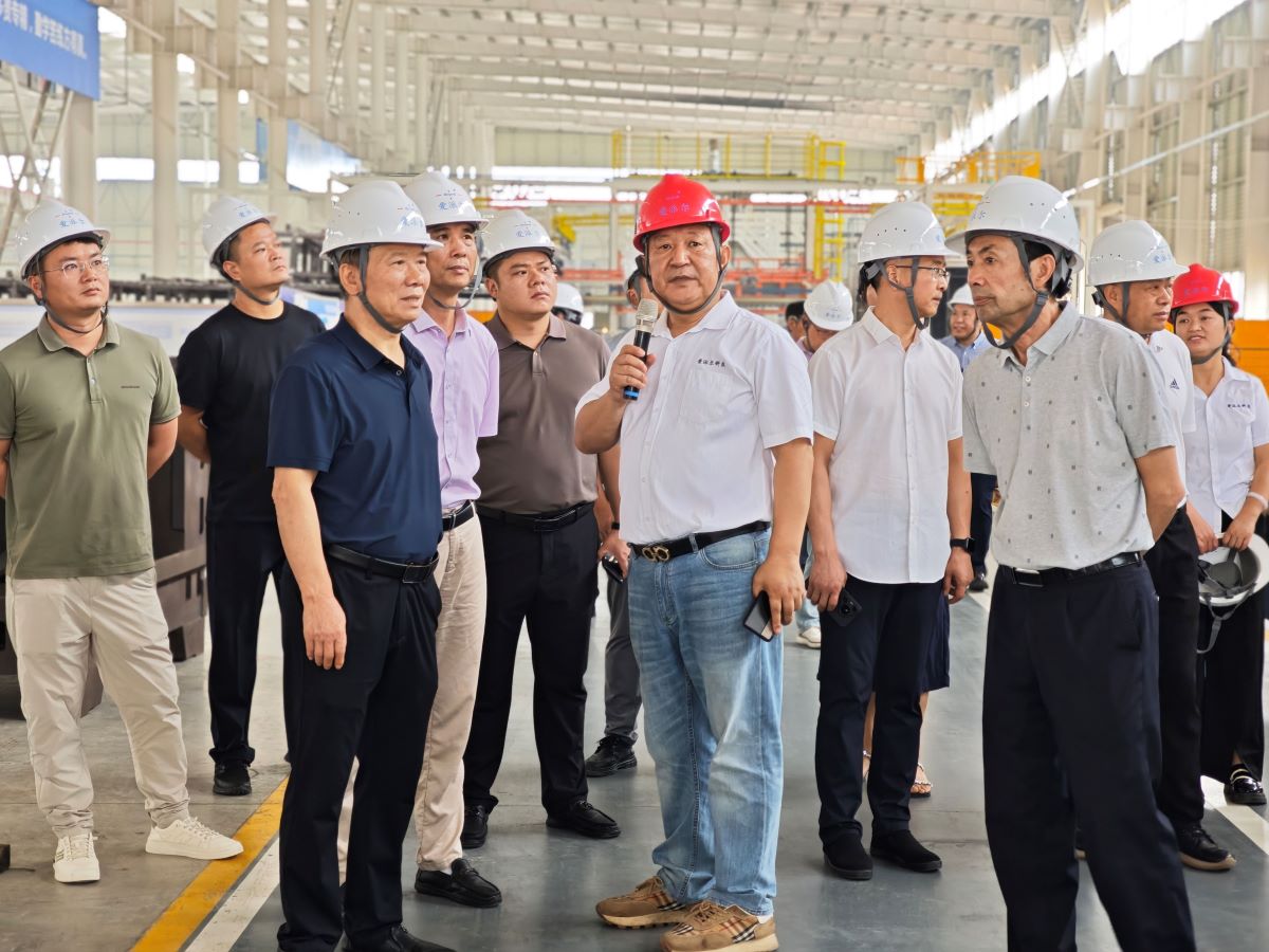 對標先進，共謀發(fā)展——新化縣企業(yè)家代表團赴婁星產(chǎn)業(yè)開發(fā)區(qū)考察學習